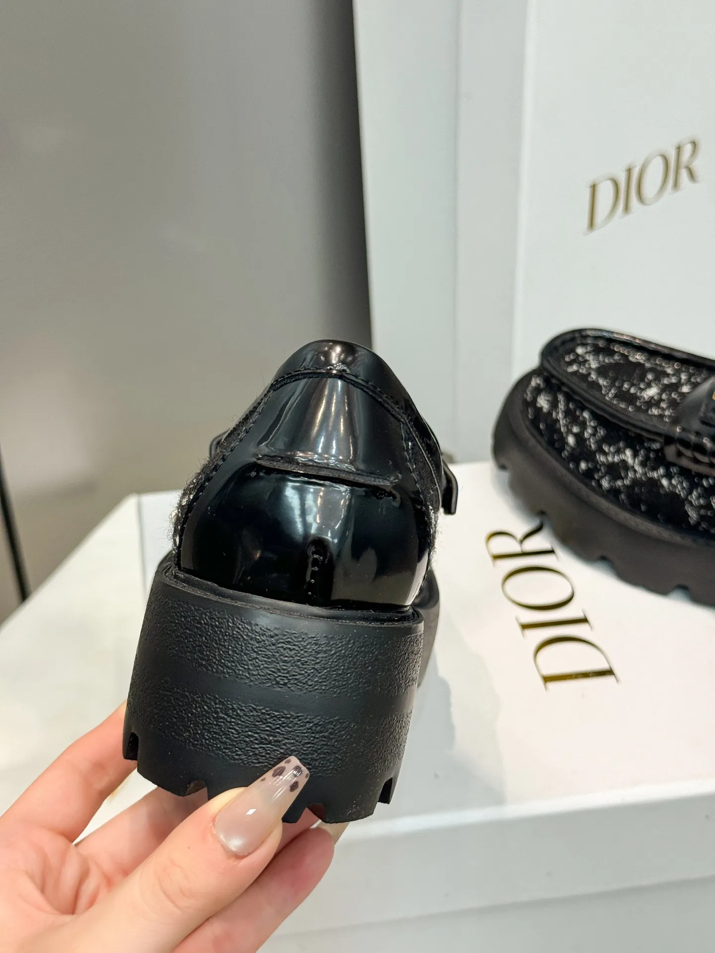 👟👟Ex-factory price 600👟👟 Dior 2024 new autumn and winter D-Boy letter logo color-blocked thick-soled women's shoes. Star's same style slip-on belt buckle round-toe retro low-heeled loafers. Material: imported open-edge beaded cowhide stitching eco-friendly rattan plaid tweed + water-dyed sheepskin lining + original molded IP outsole. Bottom thickness: 3.5CM Size: 35-42 (41.42 customized, non-refundable and non-exchangeable)